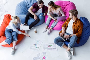 Office Başlangıç projesi tartışmaya çok kültürlü meslektaşlarının yüksek açılı görünüş
