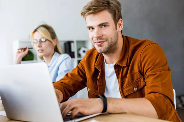 Glückliche Kollegen Die Büro Mit Laptop Einem Startup Projekt Arbeiten — Stockfoto