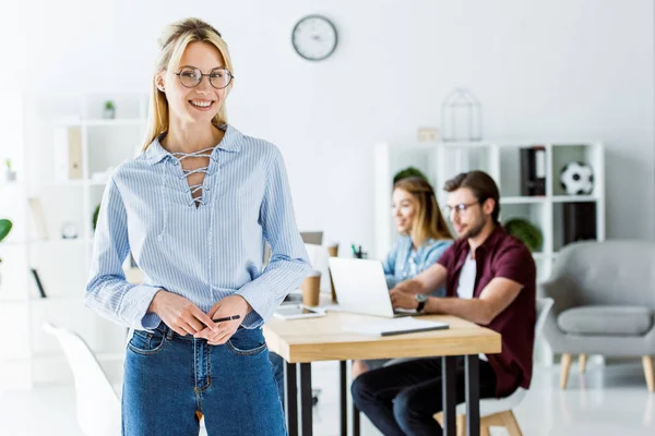 Beautiful Woman Standing Office Startup Project Looking Camera — Stock Photo, Image