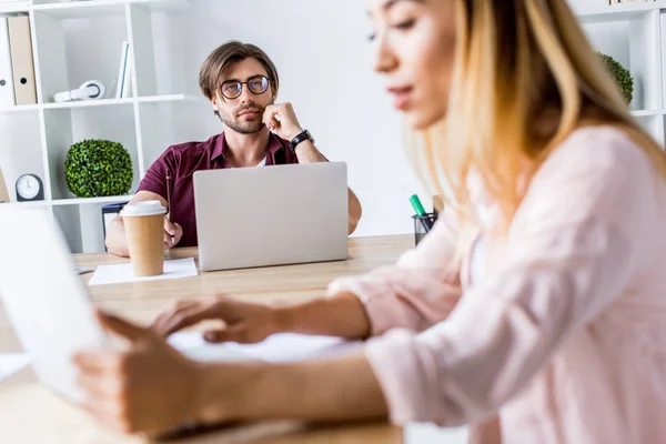 Colleghi Multiculturali Che Lavorano Progetto Startup Ufficio Con Computer Portatili — Foto Stock