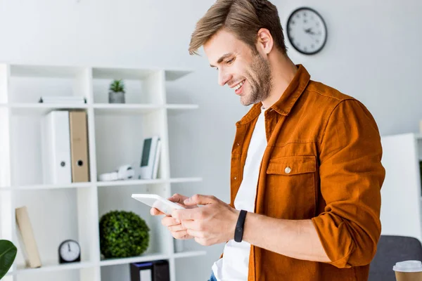 Hombre Negocios Guapo Que Trabaja Proyecto Inicio Oficina Uso Tableta — Foto de Stock