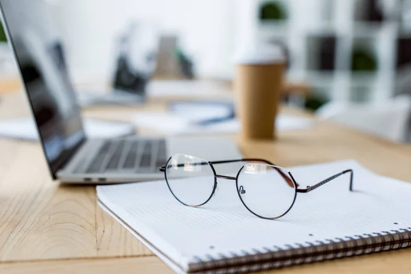 Brille Auf Notizbuch Und Kaffee Auf Holztisch Büro — Stockfoto