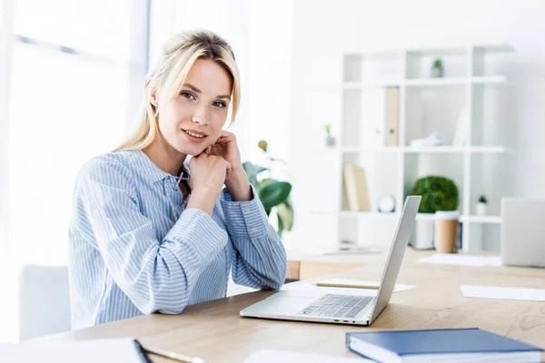 Attractive Businesswoman Working Startup Project Office Laptop — Stock Photo, Image