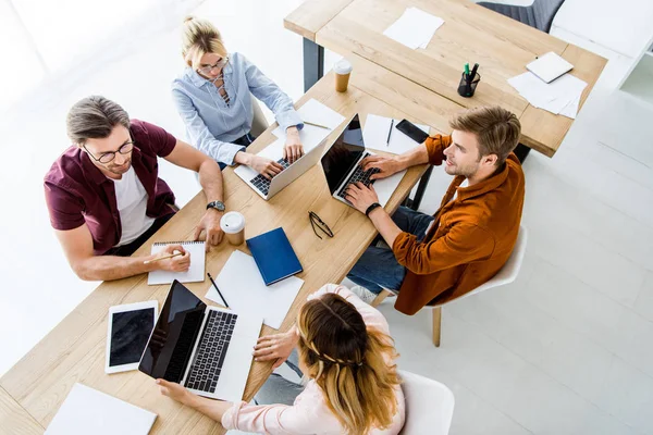 Vista Alto Angolo Dei Colleghi Che Lavorano Progetto Avvio Ufficio — Foto Stock