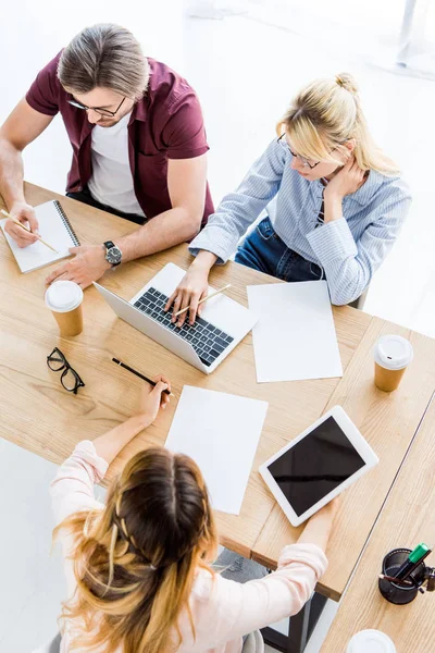 High Angle View Colleagues Working Startup Project Office Tablet Laptop — Stock Photo, Image