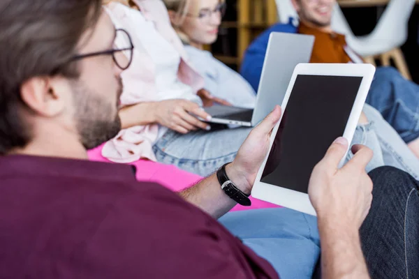 Geschäftsmann Mit Tablet Bei Teamarbeit Startup Projekt Büro — Stockfoto