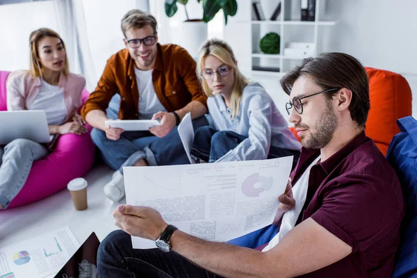 Colegas Multiculturais Que Trabalham Projeto Startup Escritório — Fotografia de Stock