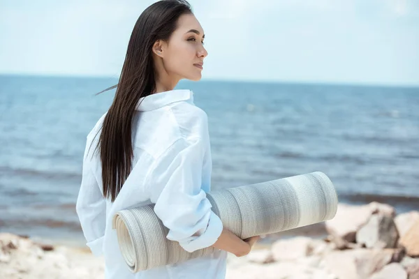 Kumsalda Yoga Mat Tutan Asya Genç Kadın Yan Görünüm — Stok fotoğraf