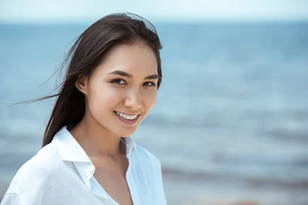 海で魅力的な笑顔のアジア女性の肖像画を間近します — ストック写真