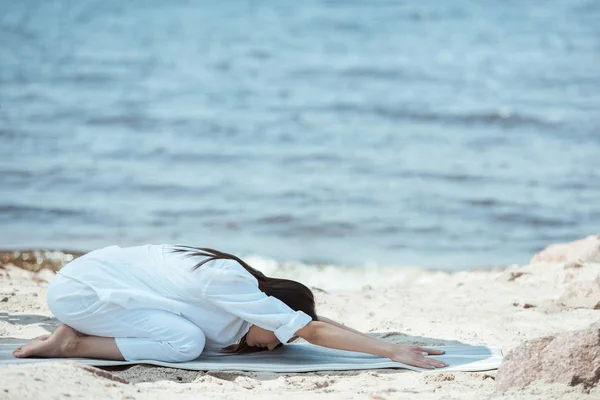 Jonge Vrouw Beoefenen Balasana Kind Pose Pose Yoga Mat Voorkant — Stockfoto
