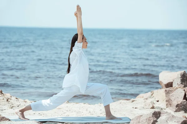 Asyalı Kadın Virabhadrasana Ben Poz Savaşçı Görünümünü Yoga Mat Deniz — Stok fotoğraf