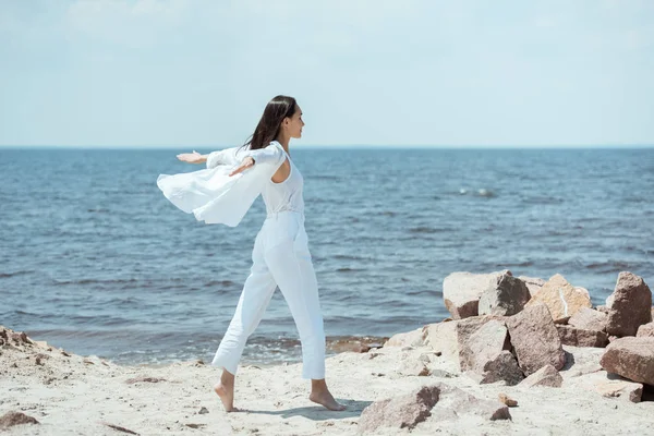 Sidovy Asiatisk Ung Kvinna Njuter Havet Med Armarna Utsträckta Stranden — Stockfoto