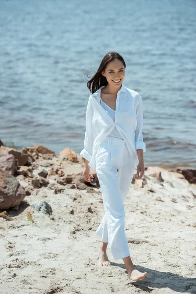 昼間は海でビーチを歩いて笑顔のアジア女性  — 無料ストックフォト