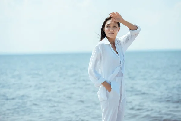 Привлекательная Азиатская Женщина Рукой Кармане Глядя Сторону Перед Морем — Бесплатное стоковое фото