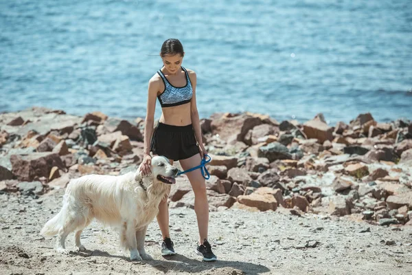 Jovem Asiático Mulher Andando Dourado Retriever Praia — Fotografia de Stock