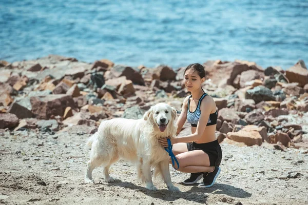 Ung Asiatisk Kvinna Omfamnande Hund Stranden Framför Havet — Stockfoto