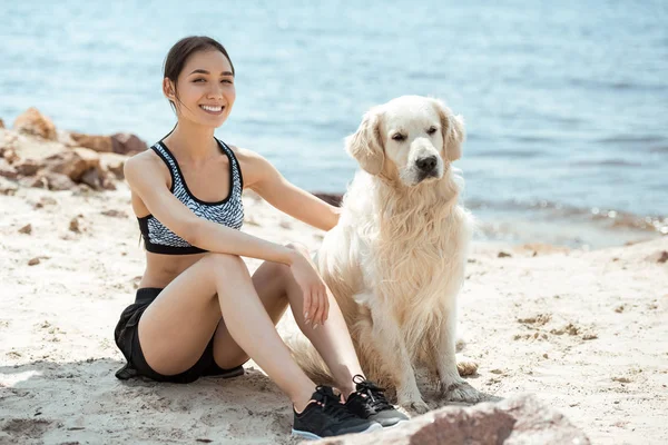 Glad Asiatisk Kvinna Sitter Med Golden Retriever Stranden — Stockfoto