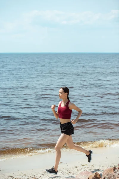 Atractivo Joven Asiático Hembra Jogger Corriendo Playa — Foto de stock gratis