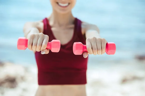 Imagen Recortada Deportista Sonriente Haciendo Ejercicio Con Pesas Frente Mar —  Fotos de Stock