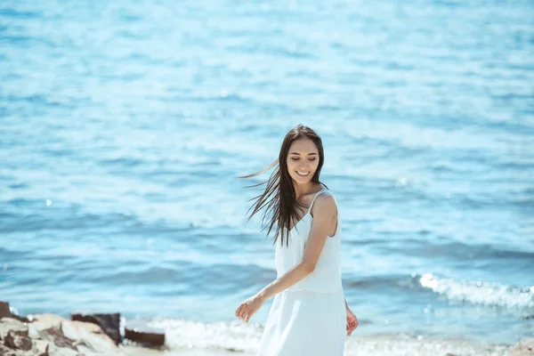 Sonriente Asiático Mujer Blanco Vestido Pie Por Mar Durante Día —  Fotos de Stock