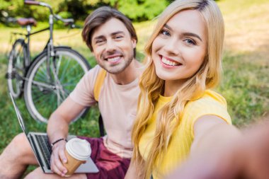 kamera çift alarak resim yaz Park gülümseyen bir bakış