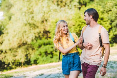 mutlu çift birlikte yaz Park'ta yürüyordunuz aşık