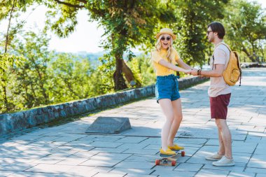 adam sokakta longboard üzerinde paten kız yardım