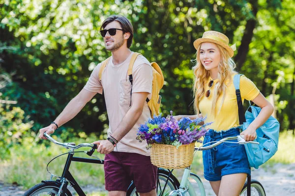 Joven Pareja Sonriente Con Mochilas Bicicletas Parque — Foto de stock gratis