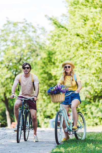 Pareja Joven Montando Bicicletas Retro Parque Día Verano — Foto de Stock
