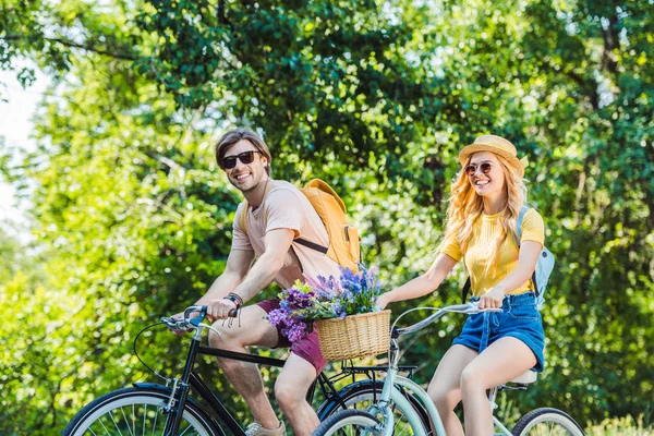 Happy Couple Riding Retro Bicycles Park Summer Day — Stock Photo, Image