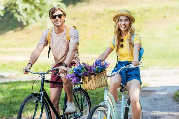 愉快的夫妇骑复古自行车在公园在夏天天 — 图库照片