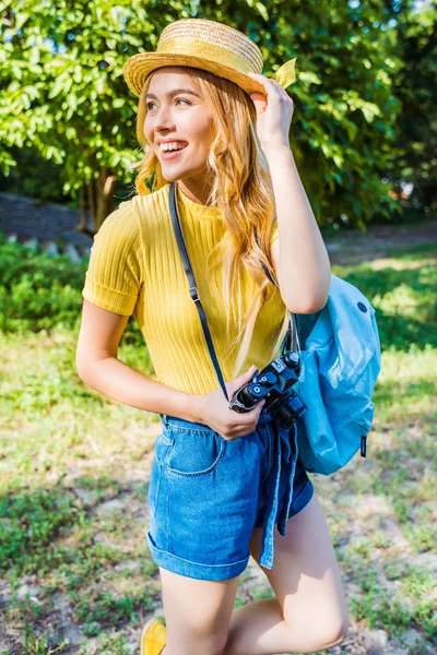 Joven Sonriente Mujer Sombrero Con Cámara Fotos Caminando Parque Verano —  Fotos de Stock