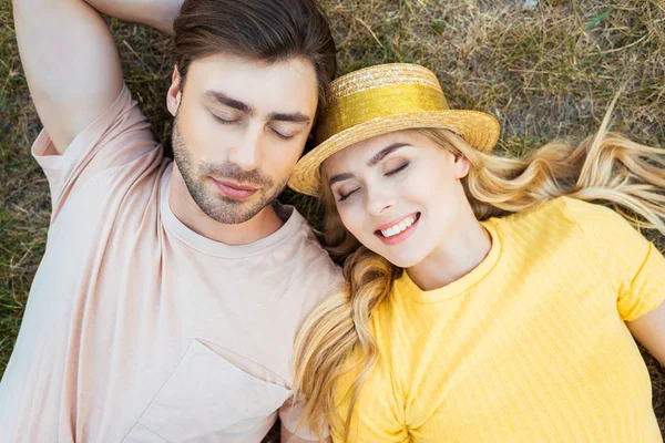 Overhead View Couple Love Resting Green Grass Park — Stock Photo, Image
