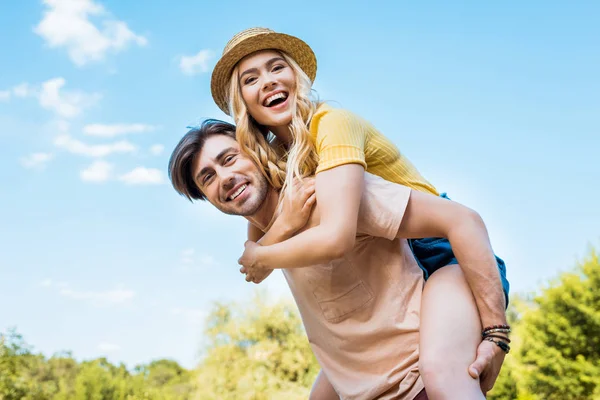 Vista Basso Angolo Coppia Felice Piggybacking Nel Parco — Foto Stock