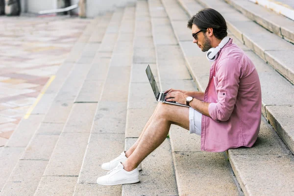 Side View Man Sunglasses Headphones Neck Using Laptop While Sitting — Stock Photo, Image