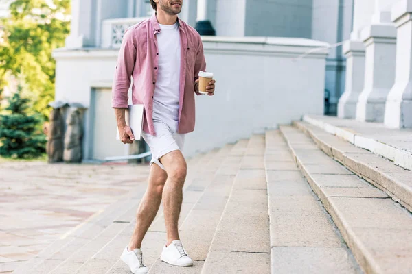 Vista Parcial Del Hombre Con Portátil Café Para Subir Por — Foto de Stock