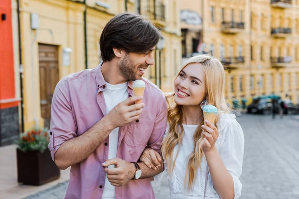 Portrait Jeune Couple Avec Crème Glacée Marchant Dans Rue Jour — Photo