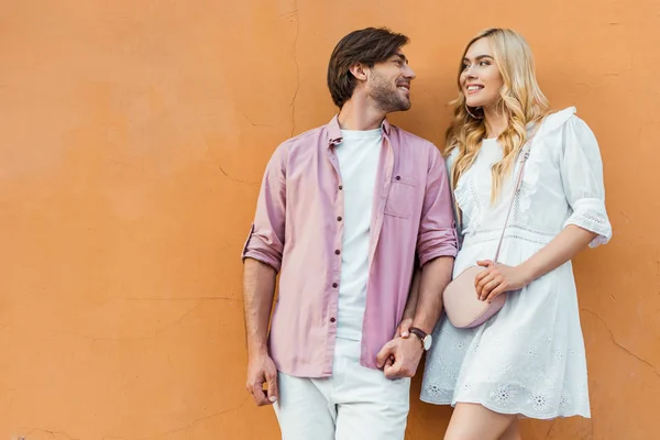 Portrait Young Smiling Couple Standing City Building Wall — Stock Photo, Image