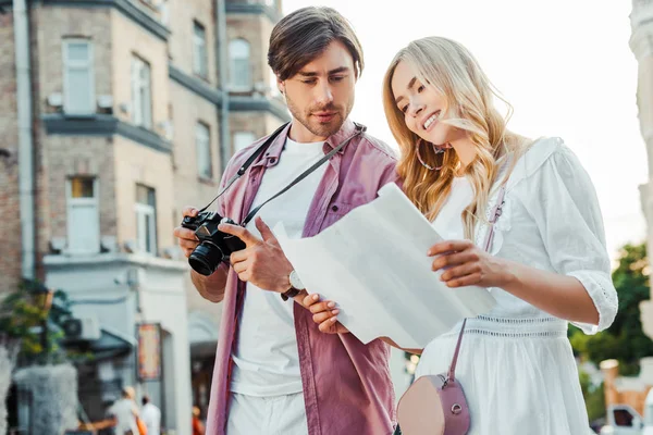 Portret Turystów Mapa Zdjęcie Aparatu Ulicy Miasta — Zdjęcie stockowe