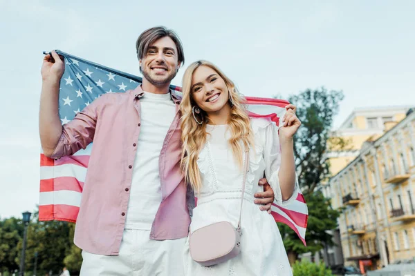 幸せな若いカップル アメリカ独立記念日の概念の手でアメリカの国旗を保持 — ストック写真