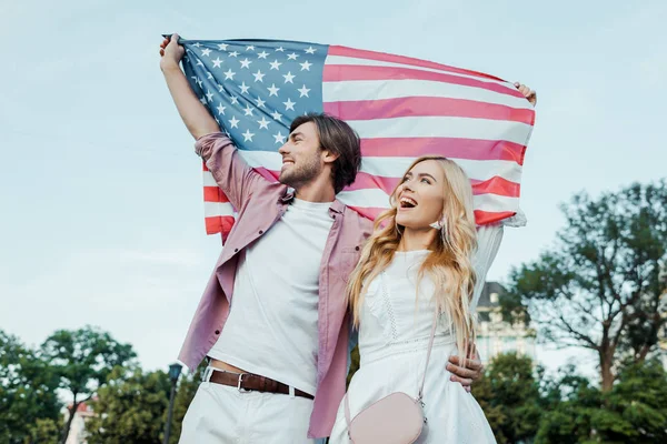 Feliz Pareja Joven Sosteniendo Bandera Americana Las Manos Concepto Del — Foto de Stock