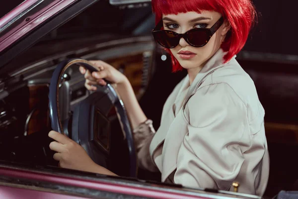 Hermosa Chica Con Estilo Gafas Sol Conducir Coche Retro — Foto de Stock