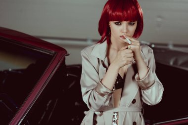 Sigara ve retro car yakınındaki kamera bakıyor güzel şık kız