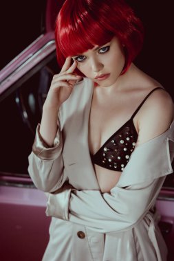 güzel şık kız sutyen ve trençkot kamera car yakınındaki dururken bakarak yüksek açılı görünüş