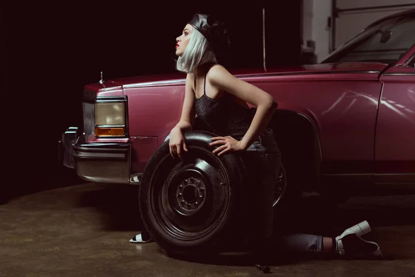 Side View Sensual Young Woman Repairing Car Wheel — Stock Photo, Image