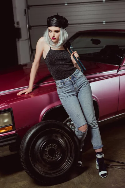 Visão Alto Ângulo Bela Menina Loira Elegante Boina Reparando Carro — Fotografia de Stock