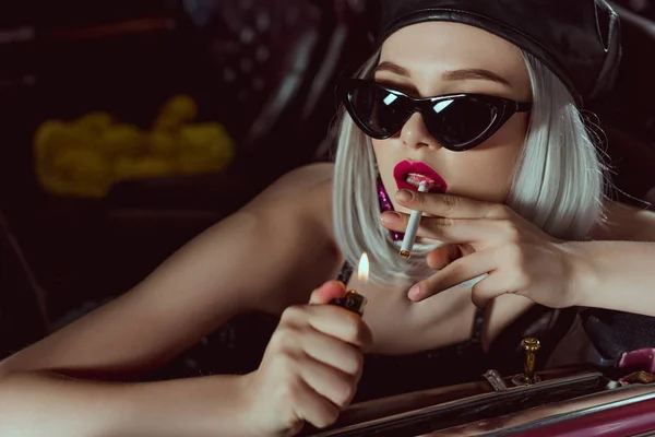 Sensual Young Blonde Woman Beret Sunglasses Smoking Cigarette Car — Stock Photo, Image