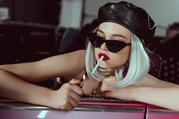 Stylish Blonde Girl Beret Sunglasses Smoking Cigarette Car — Free Stock Photo