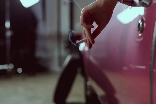 Close Visão Parcial Jovem Segurando Cigarro Enquanto Sentado Carro Retro — Fotografia de Stock