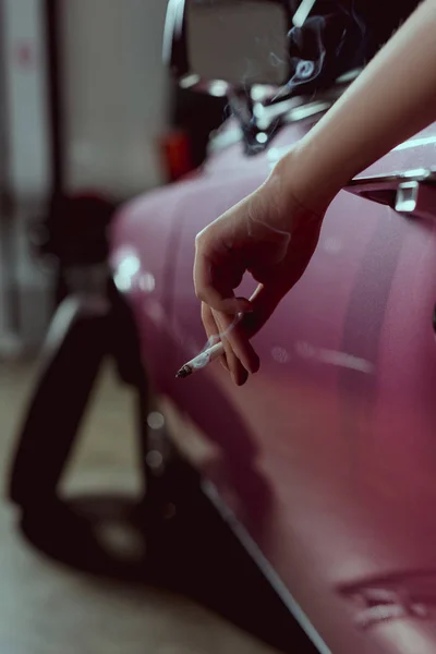 Tiro Cortado Menina Segurando Cigarro Enquanto Sentado Carro Vintage — Fotografia de Stock